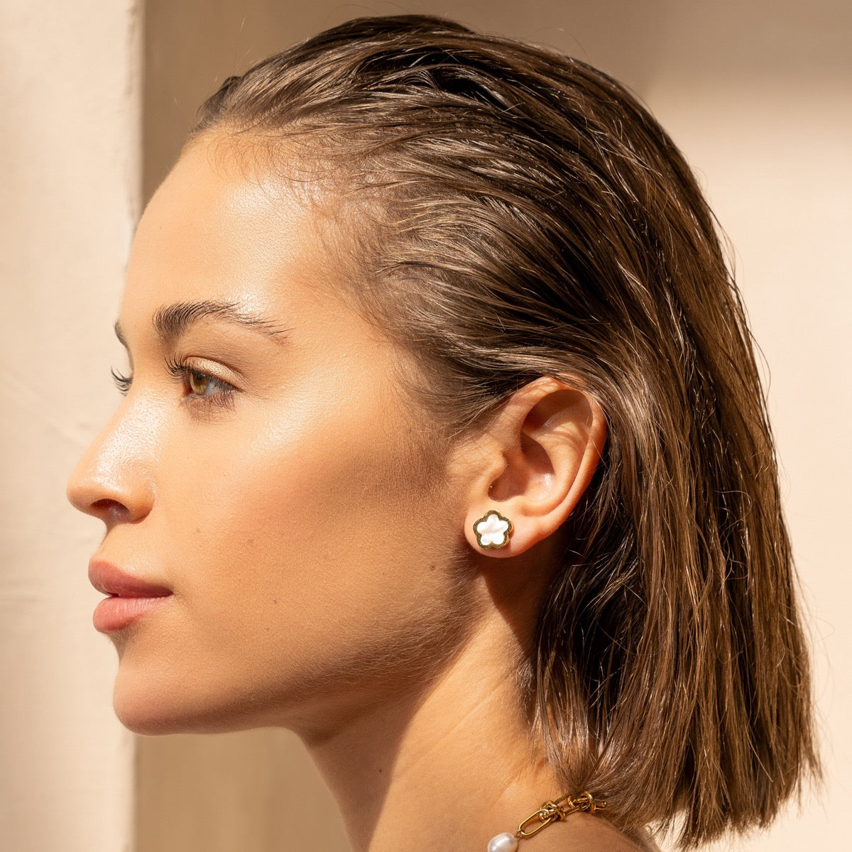 Seitliche Ansicht der Clover Shell Ohrstecker Gold Weiß