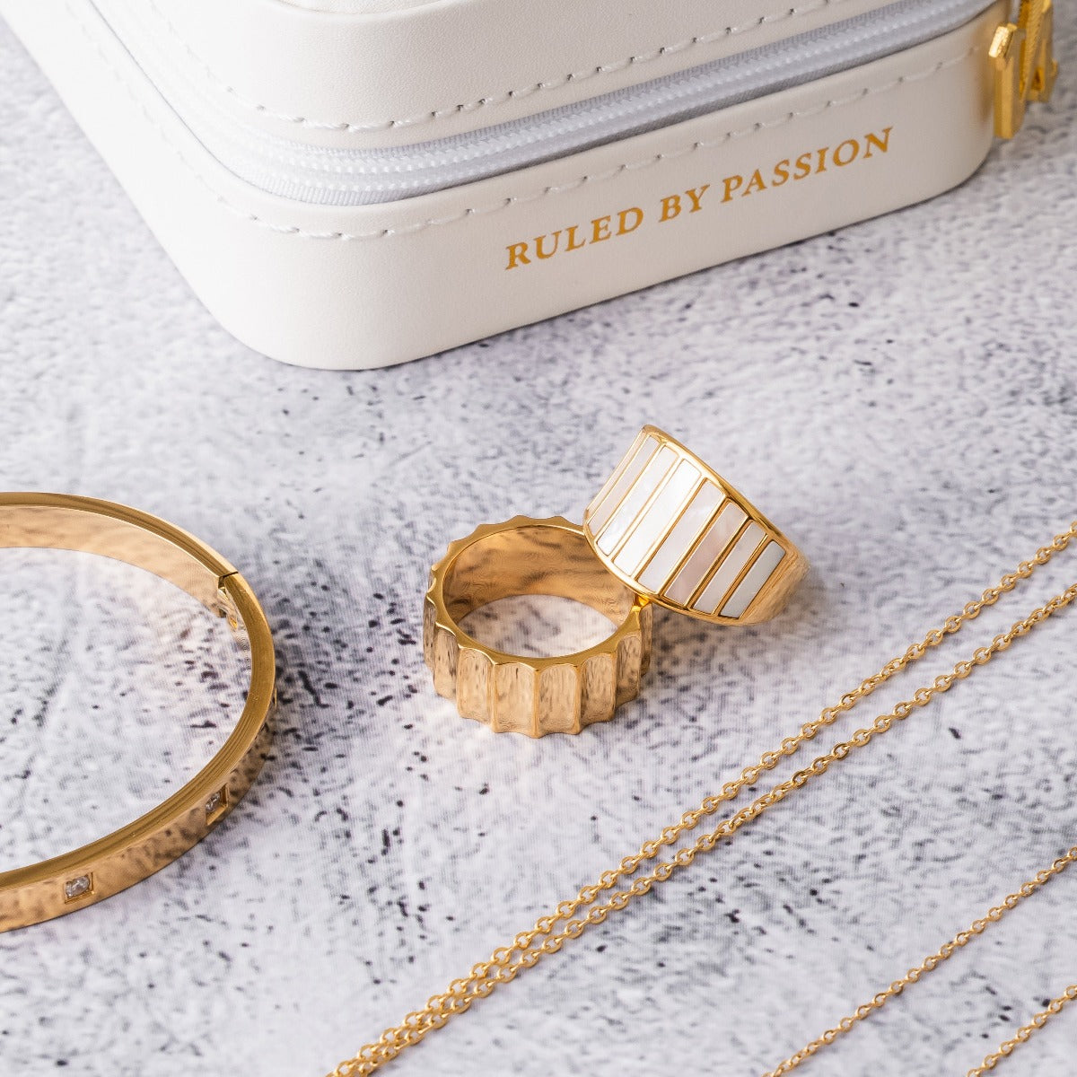 Colloseum Chunky Ring Gold in Geschenkbox präsentiert