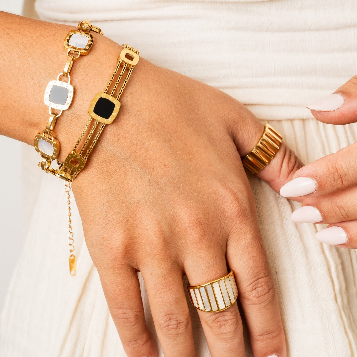 Colloseum Chunky Ring Gold an der Hand getragen