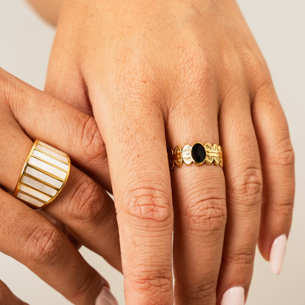 Seitliche Ansicht des Colloseum Chunky Rings Gold