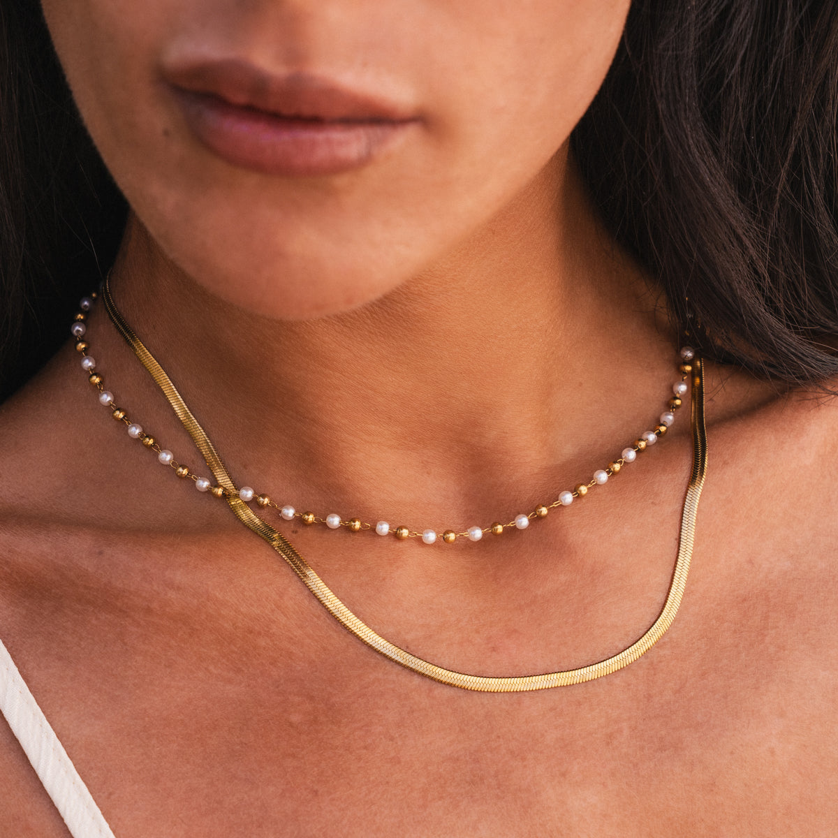 Detailaufnahme der Contrast Pearl Layered Snake Chain Halskette Gold