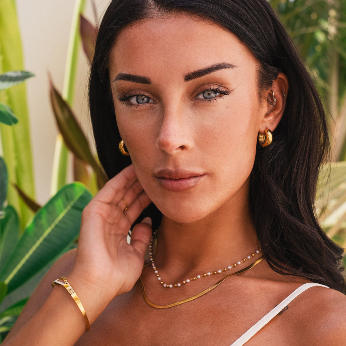 Contrast Pearl Layered Snake Chain Halskette Gold am Hals getragen