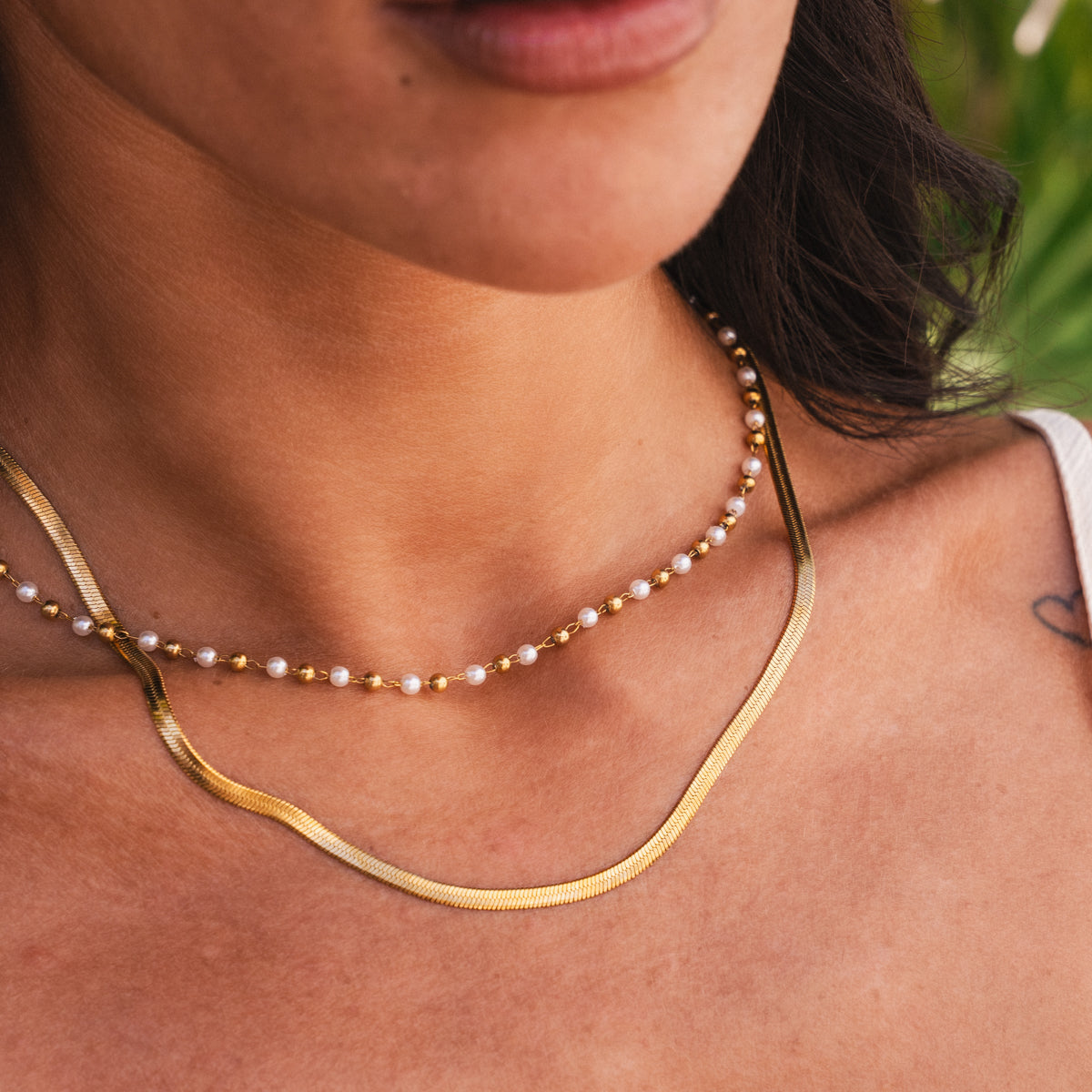 Seitliche Ansicht der Contrast Pearl Layered Snake Chain Halskette Gold