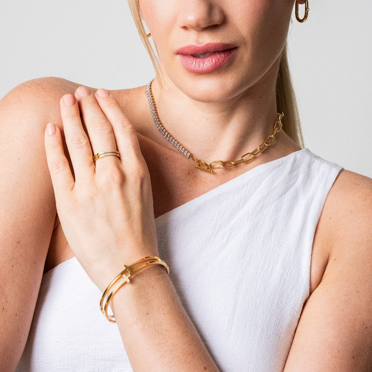 Detailaufnahme der Cordelia Toggle Halskette Gold