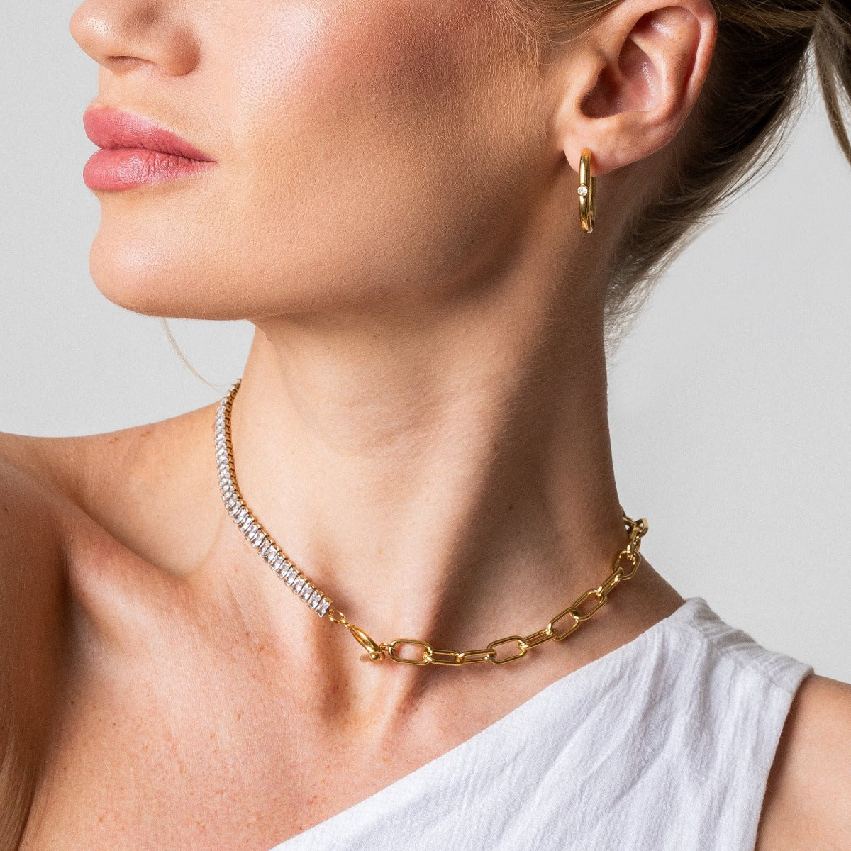 Cordelia Toggle Halskette Gold am Modell getragen