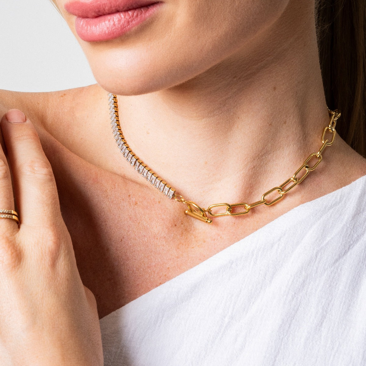 Seitliche Ansicht der Cordelia Toggle Halskette Gold