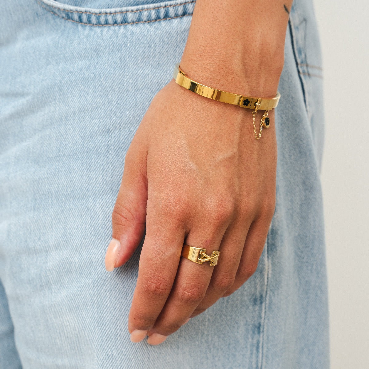 Detailaufnahme des Corset Rings Gold