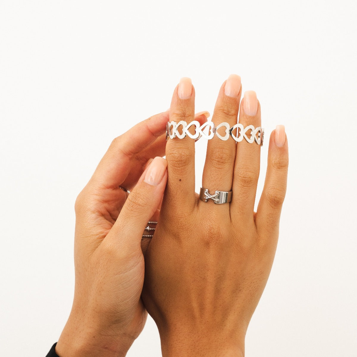 Corset Ring Silber am Finger getragen