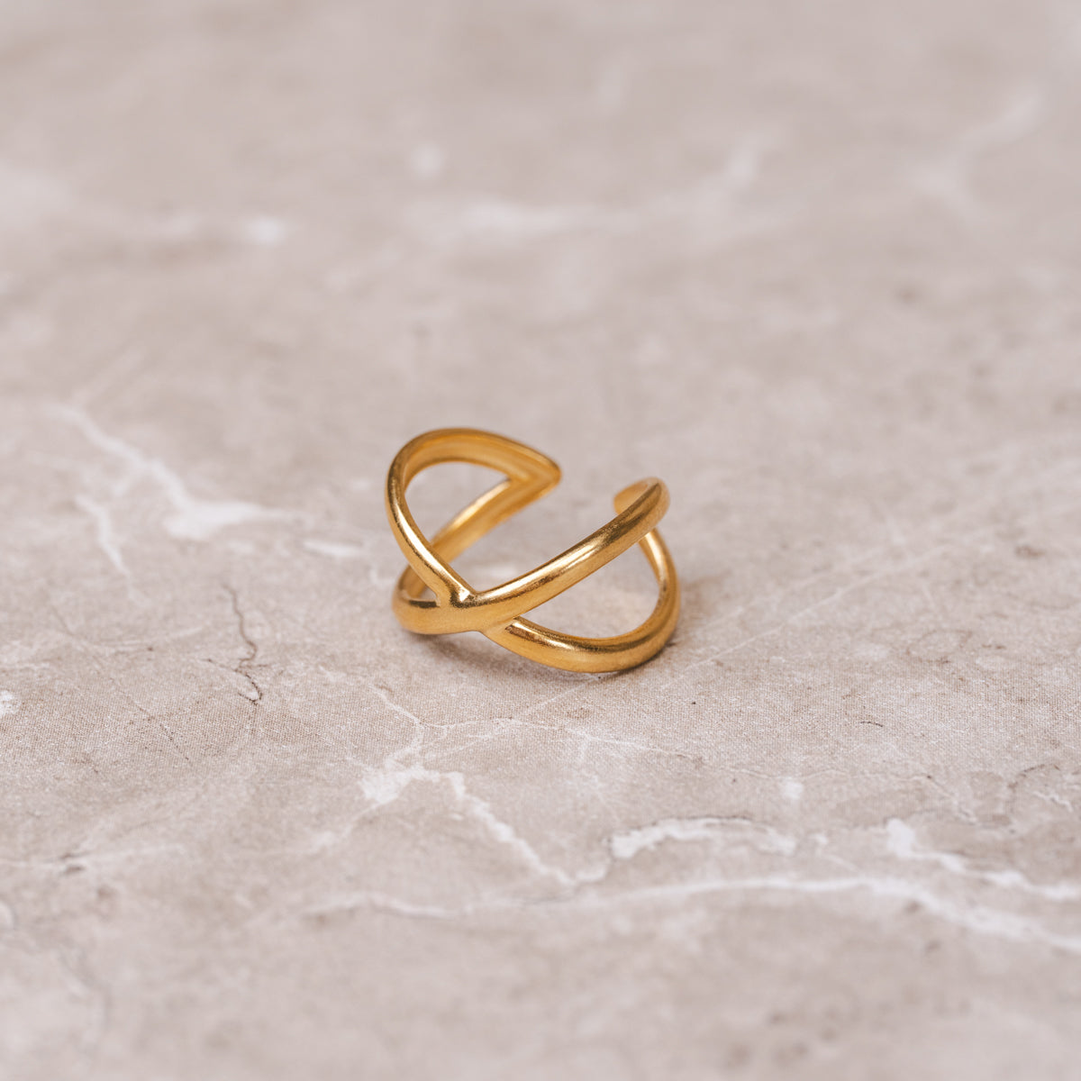 Seitliche Ansicht des Criss Cross Rings Gold