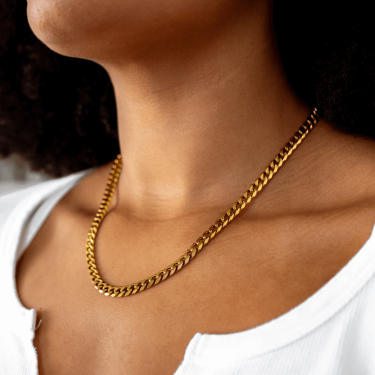 Detailaufnahme der Cuban Link Chain Halskette Gold