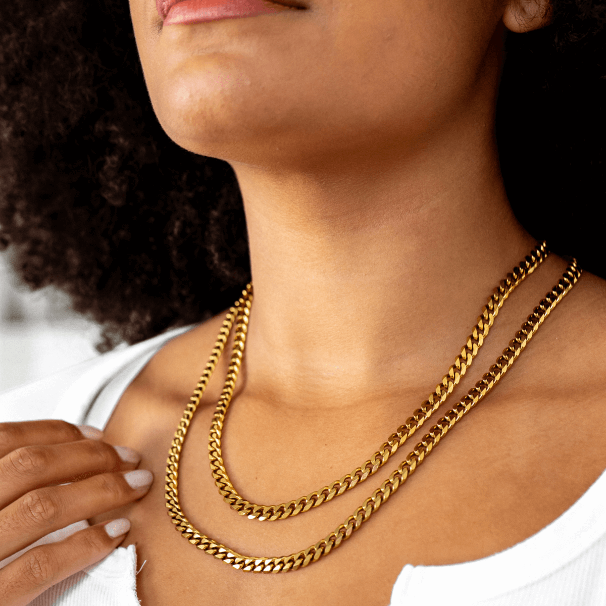 Cuban Link Chain Halskette Gold am Hals getragen