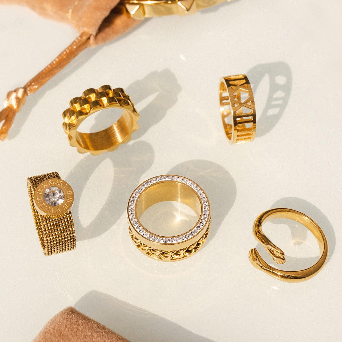 Detailaufnahme des Cuban Stone Layered Rings in Gold