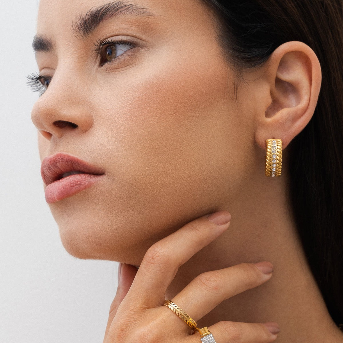 Detailaufnahme der Curb Chain Stein Creolen Gold