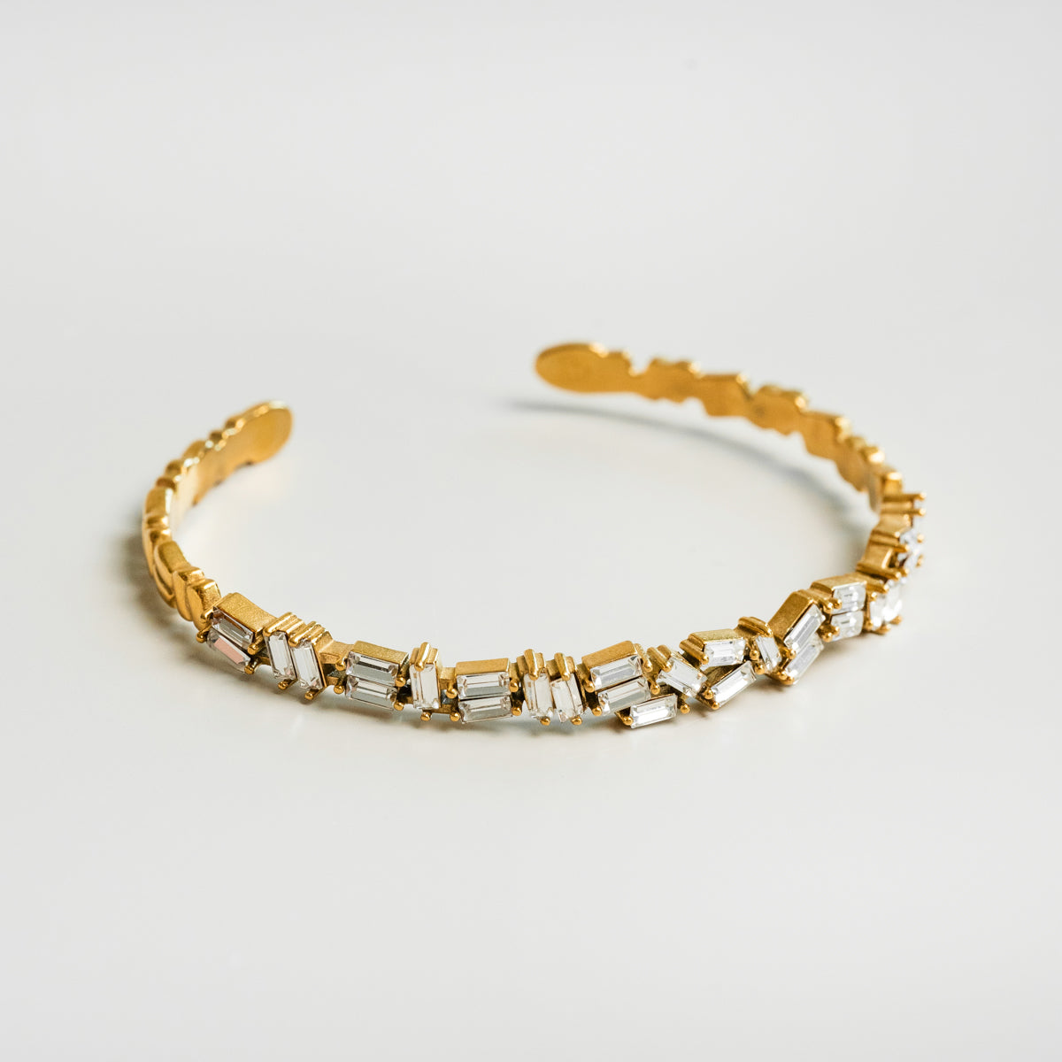 Nahaufnahme des CZ Baguette-Schliff Armreifs Gold