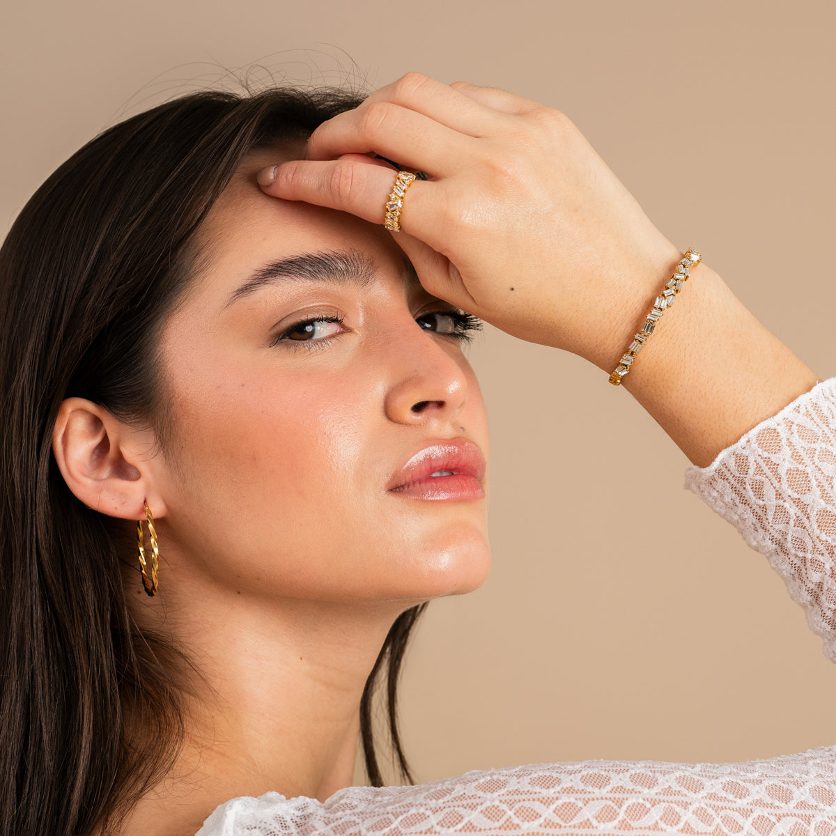 Detailaufnahme des CZ Baguette-Schliff Armreifs Gold
