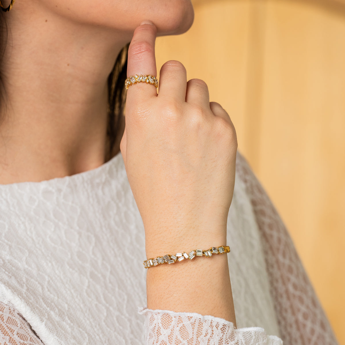 Seitliche Ansicht des CZ Baguette-Schliff Armreifs Gold