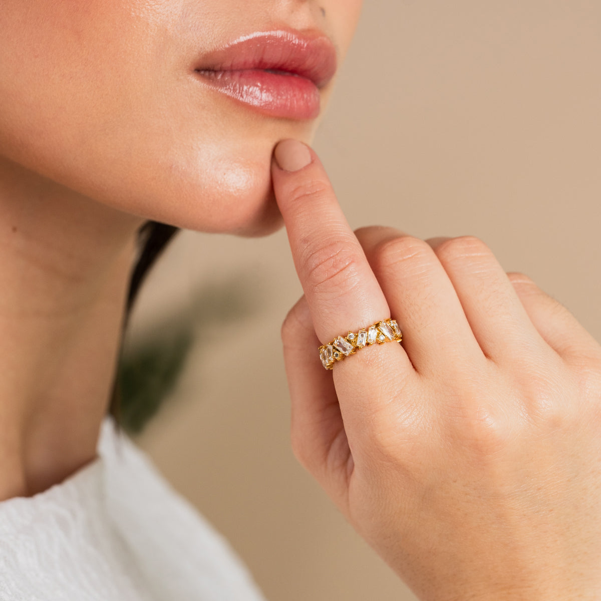 Seitliche Ansicht des CZ Baguette-Schliff Steinrings Gold