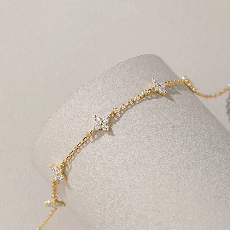 Dainty clover bracelet in elegant gift box