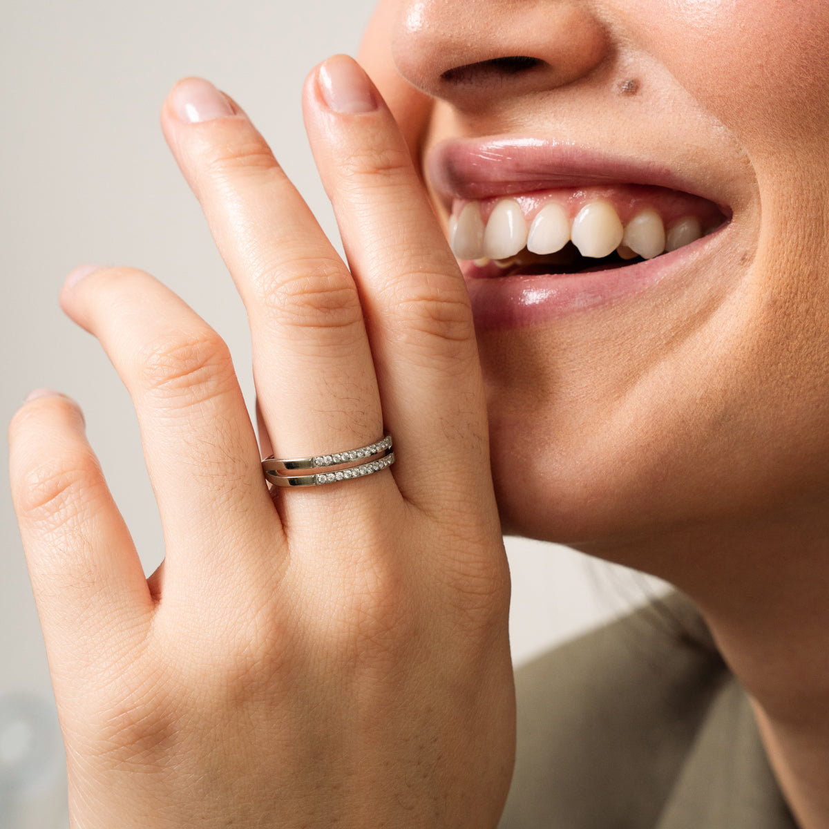 Detailaufnahme des Doppel-Lagen-Steinrings Silber