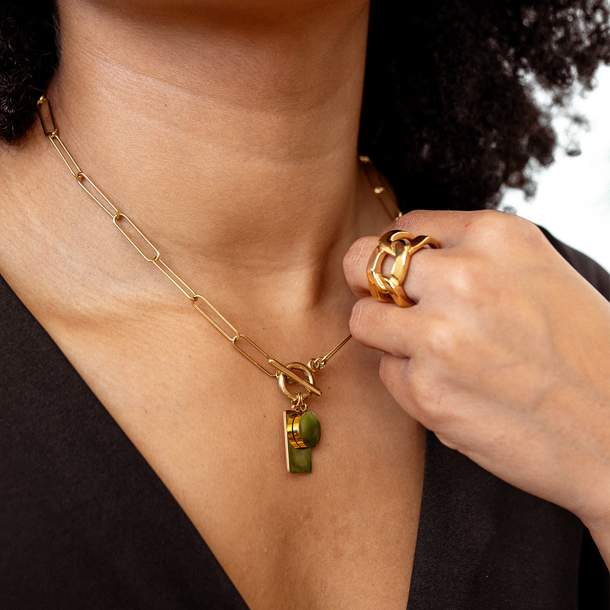 Doppelglied-Ring Gold am Finger Modell