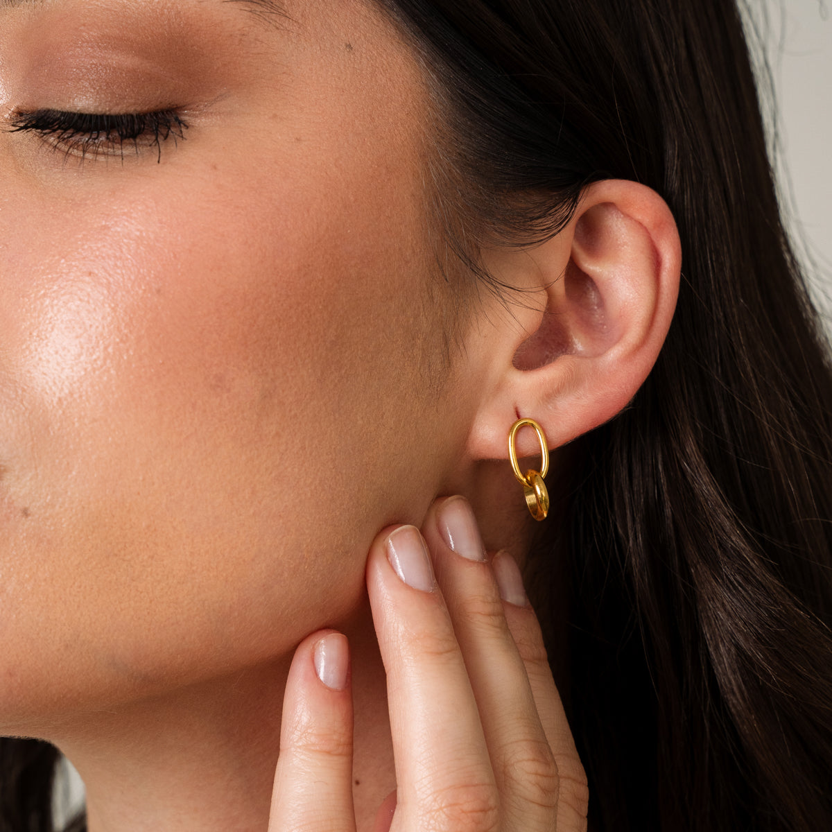 Detailaufnahme der Double Link Creolen Gold