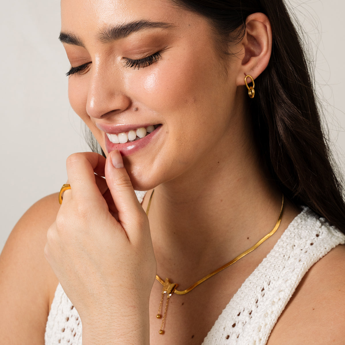 Seitliche Ansicht der Double Link Creolen Gold