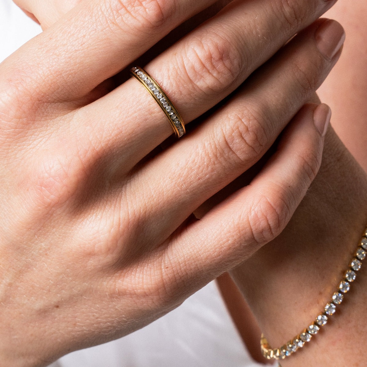 Detailaufnahme des Drehbaren Steinrings in Gold