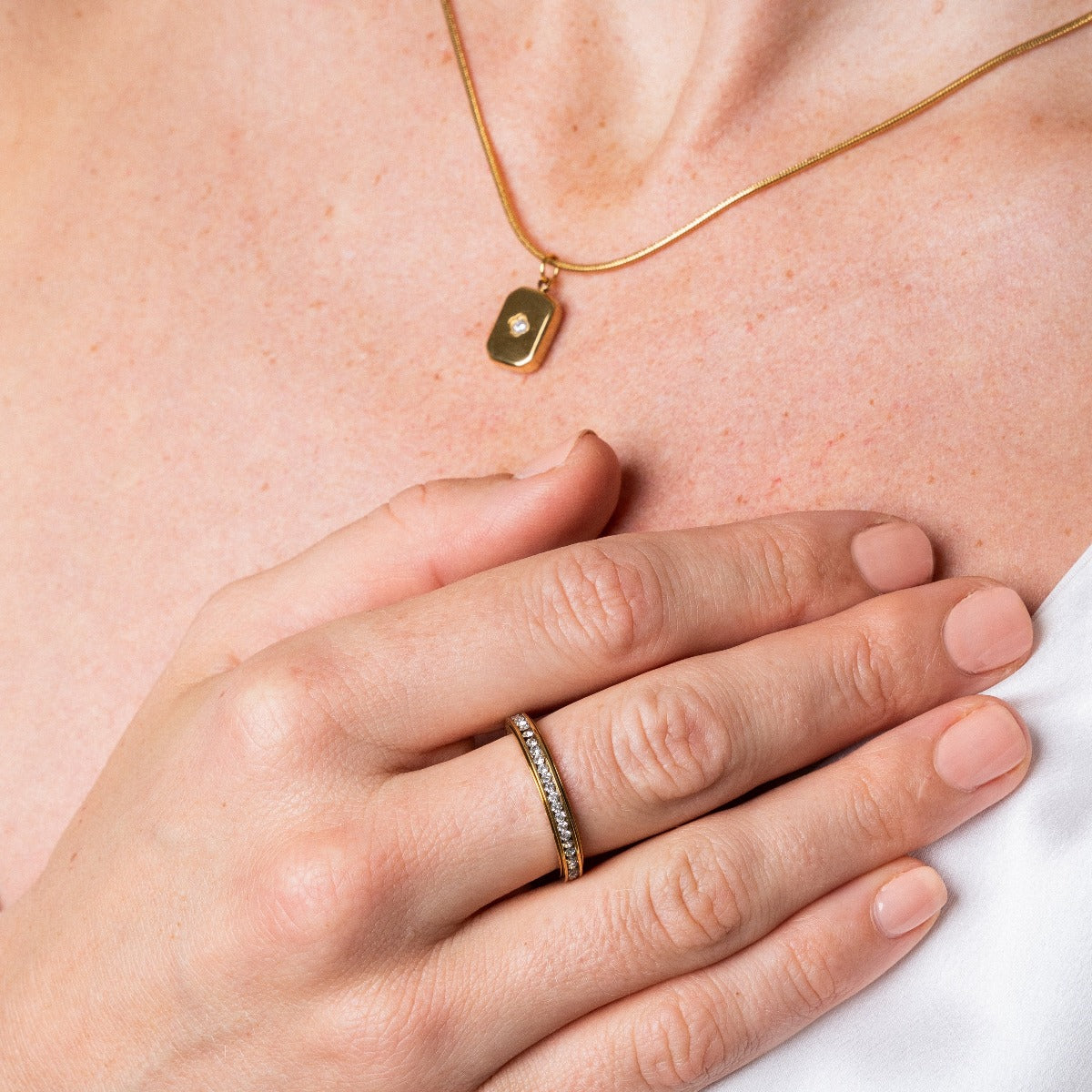 Seitliche Ansicht des Drehbaren Steinrings Gold
