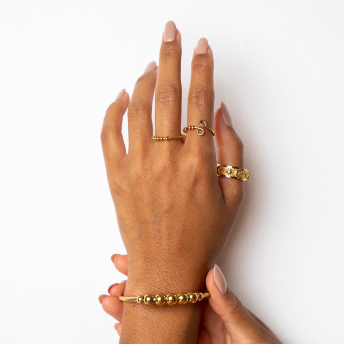 Detailaufnahme des Eclipse Fidget Rings in Gold
