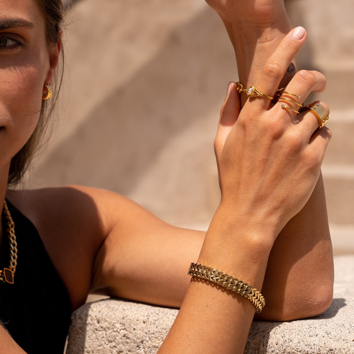 Eden Strukturiertes Armband Gold am Handgelenk getragen