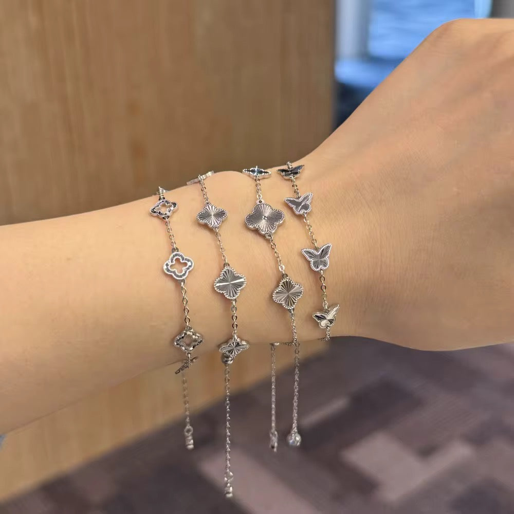 Elegant packaging for clover bracelet
AL