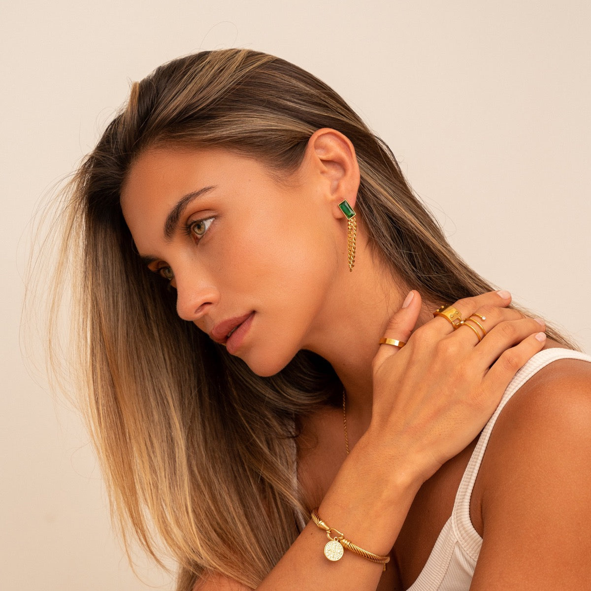 Detailaufnahme der Emerald Cuban Hängeohrringe Gold