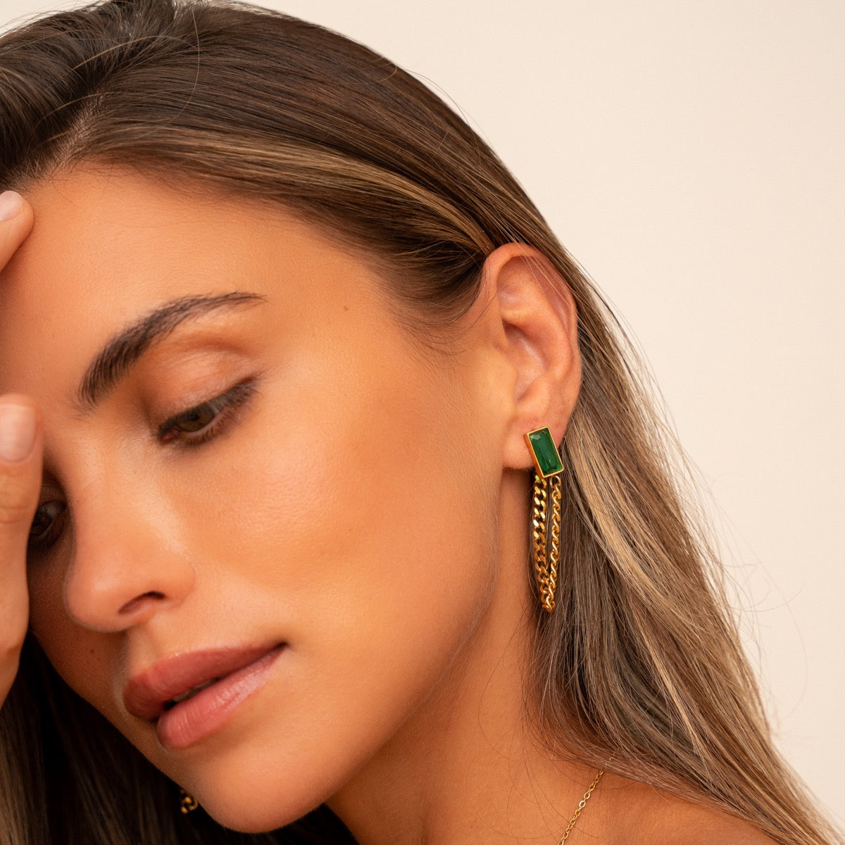 Seitliche Ansicht der Emerald Cuban Hängeohrringe Gold