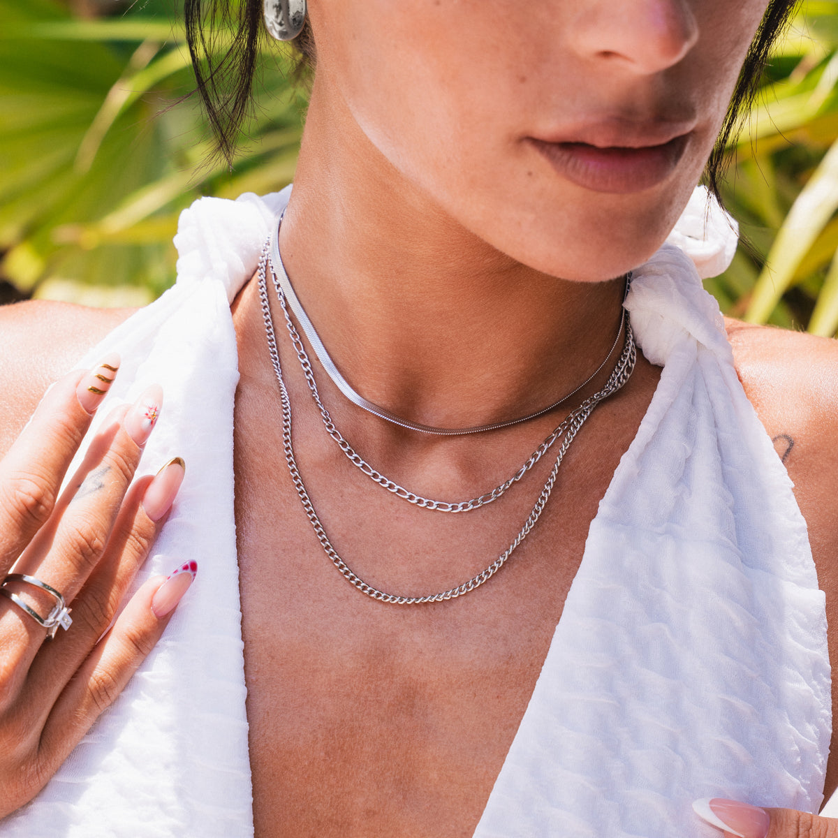 Essential Layered Chain Set Silber am Hals getragen