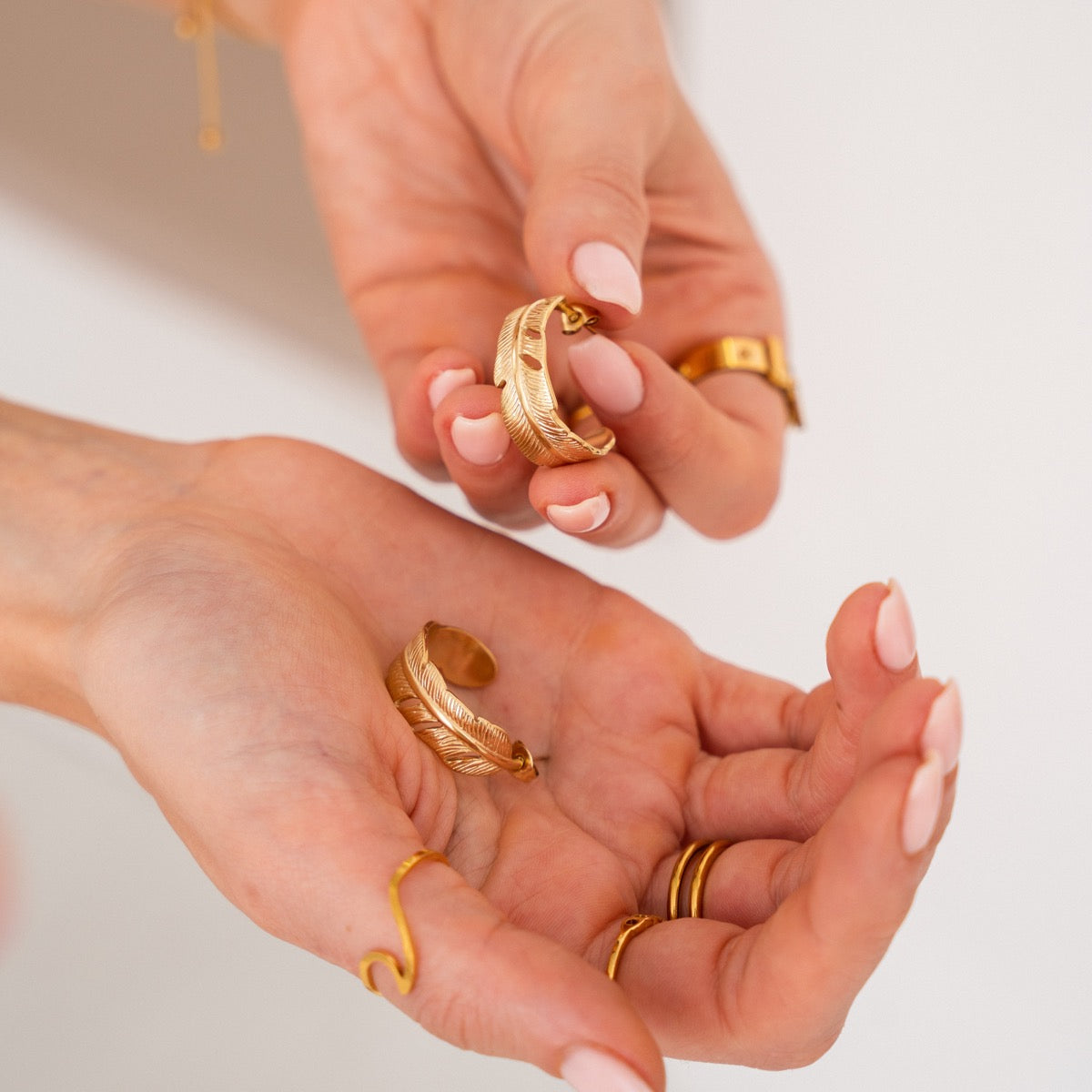 Detailaufnahme der Feather Creolen Gold