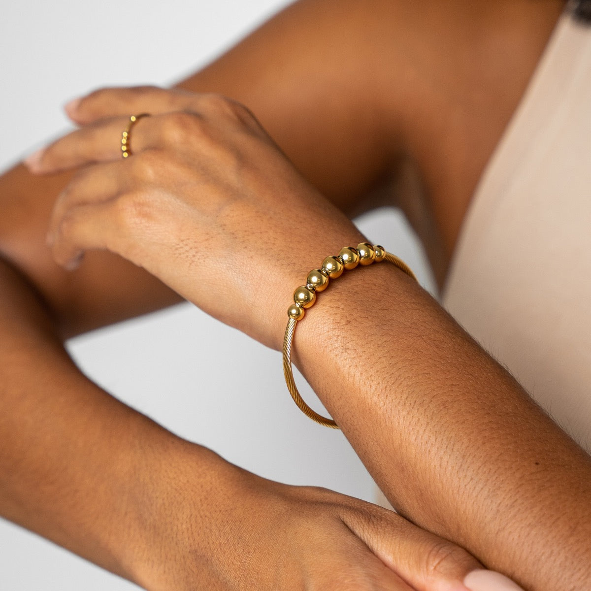 Seitliche Ansicht des Fidget Armreifs Gold