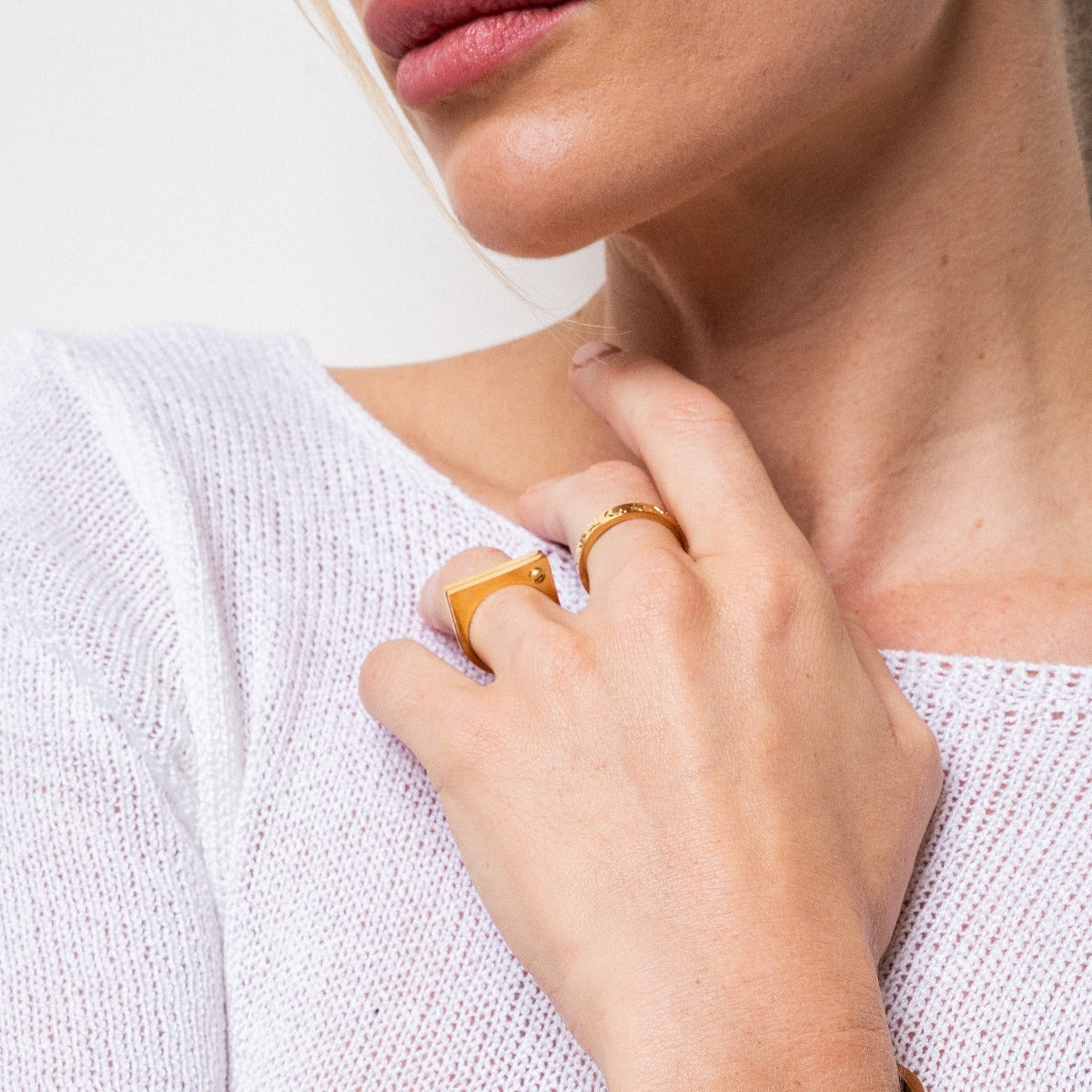 Detailaufnahme des Flachen Schraubrings Gold