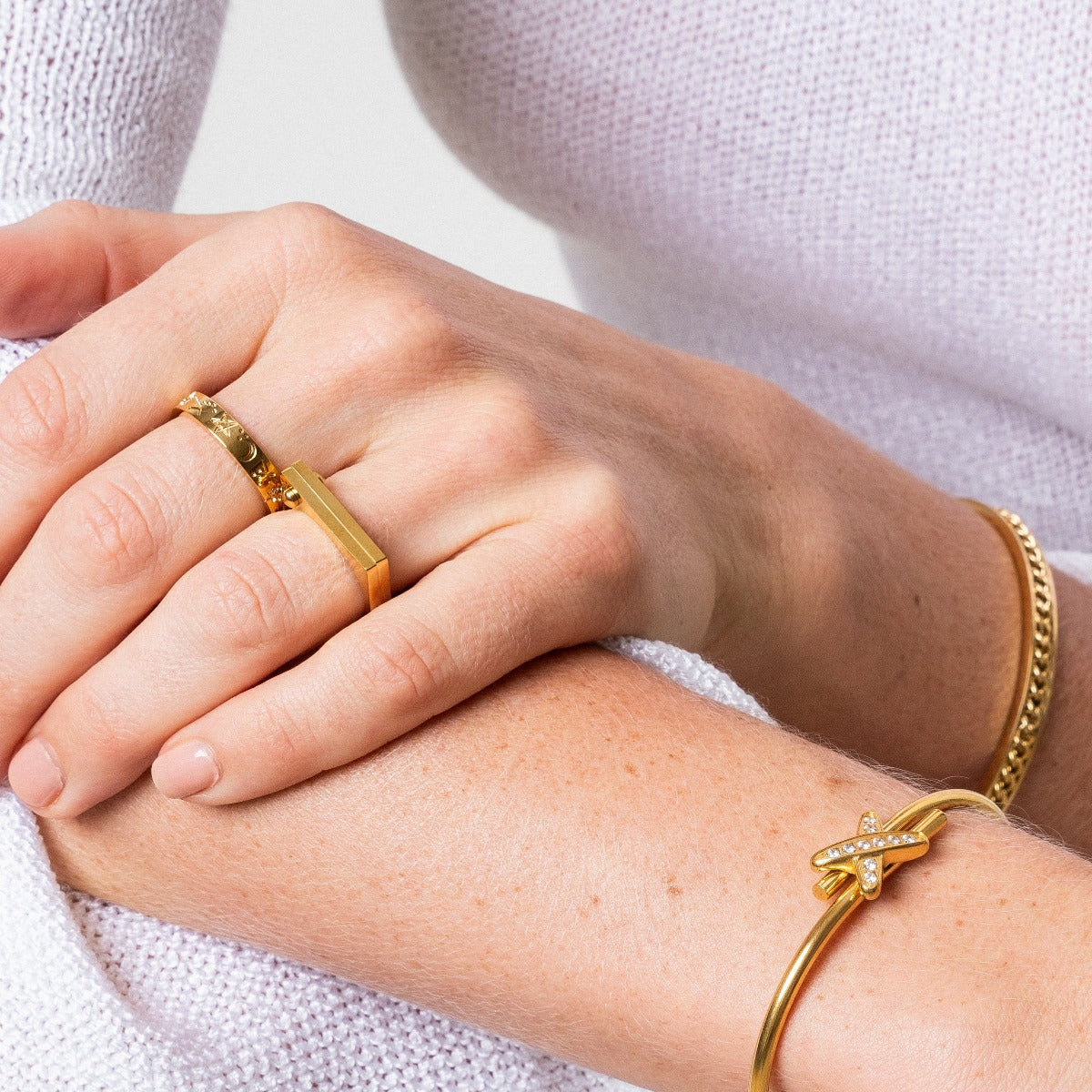 Flacher Schraubring Gold am Finger getragen