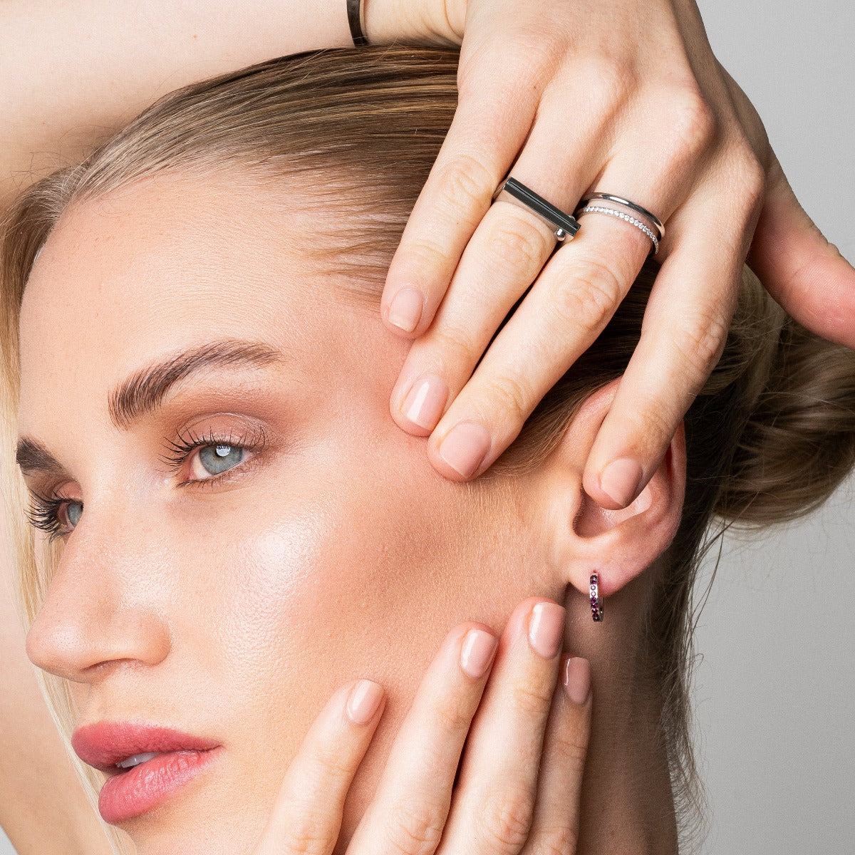 Flacher Schraubring Silber am Finger getragen