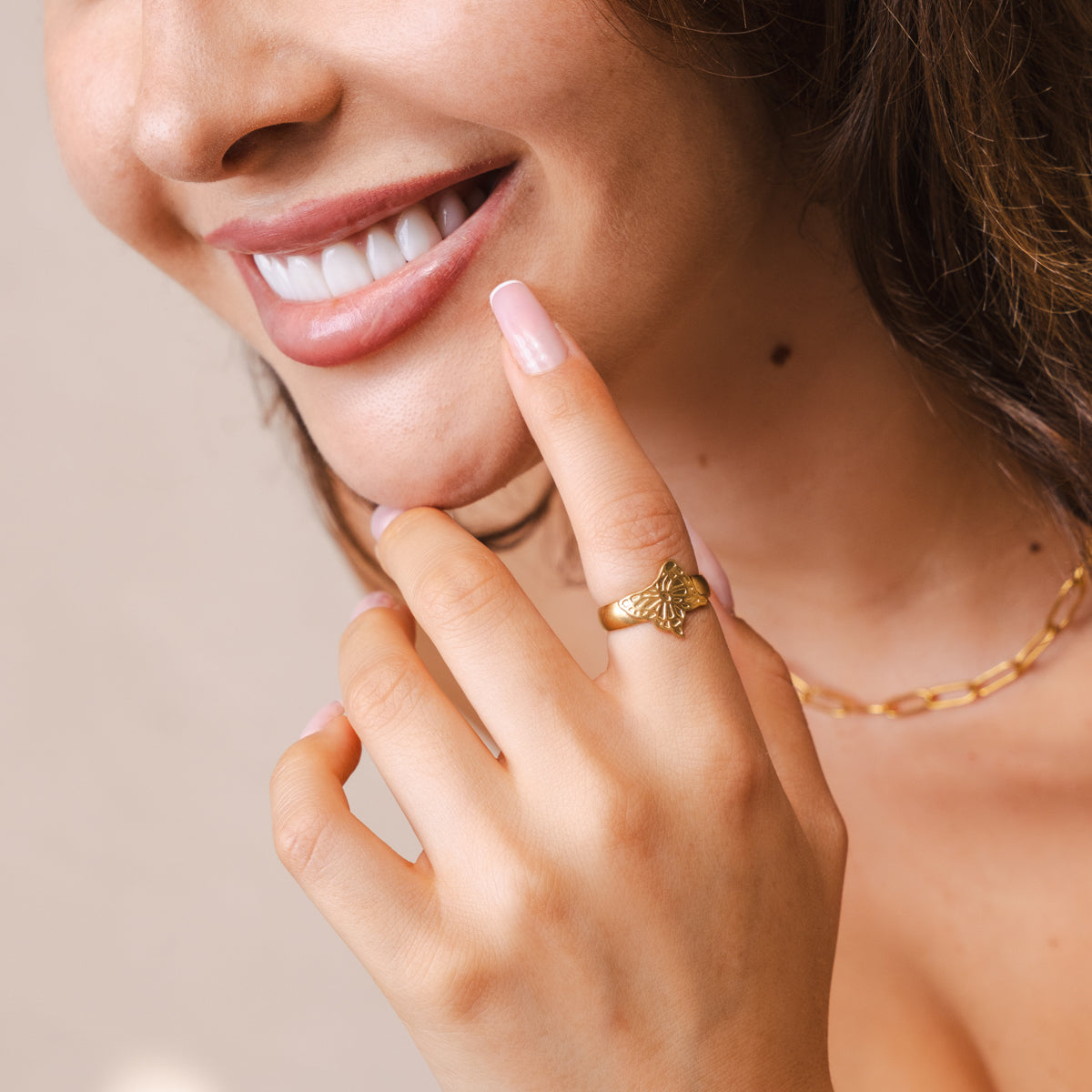 Detailaufnahme des Flora Wappen Rings Gold