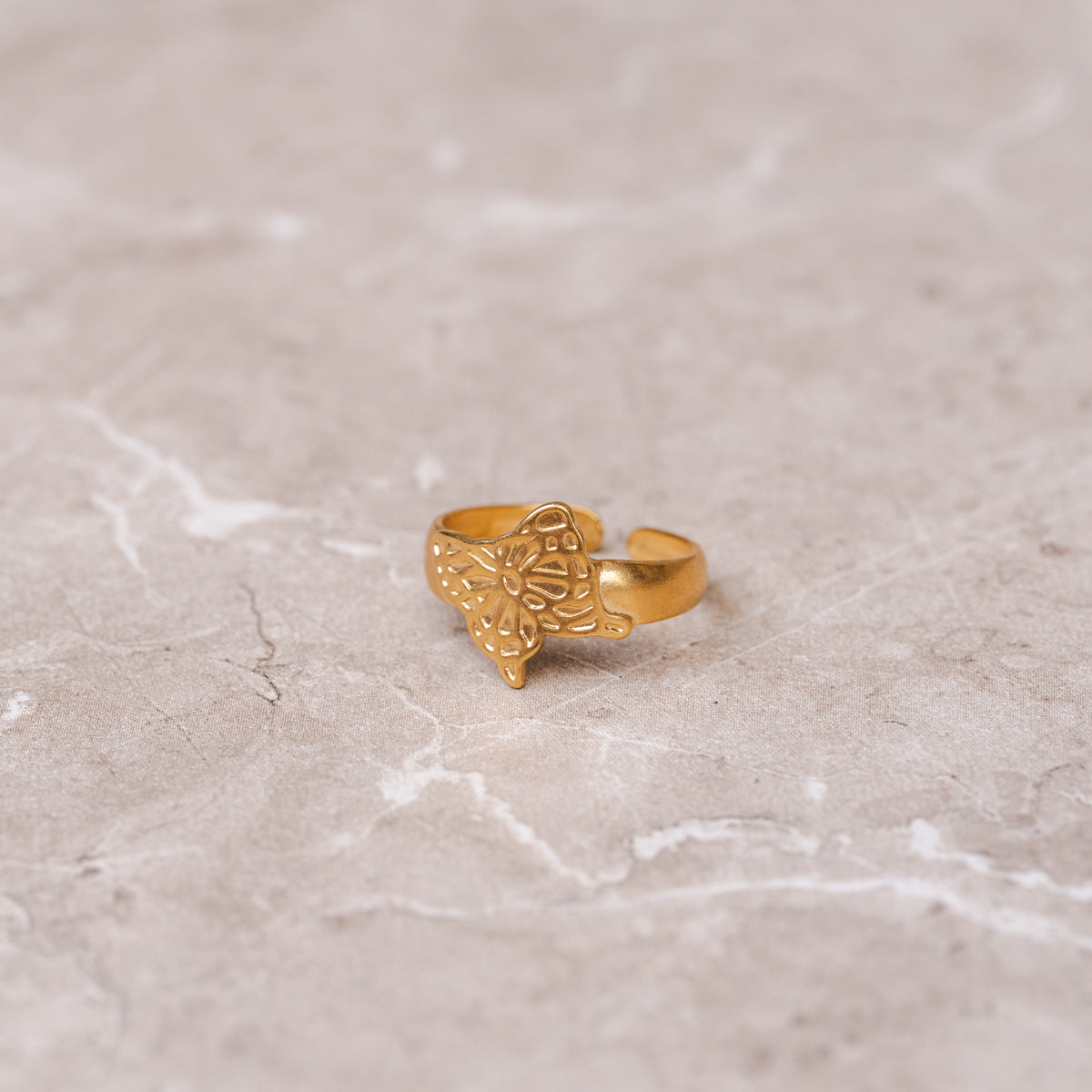Seitliche Ansicht des Flora Wappen Rings Gold