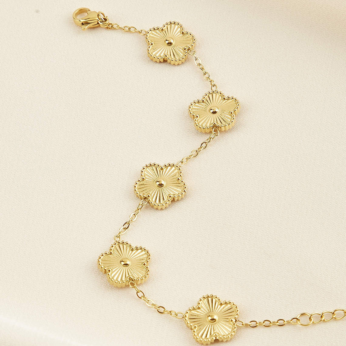 Flower bracelet with adjustable chain