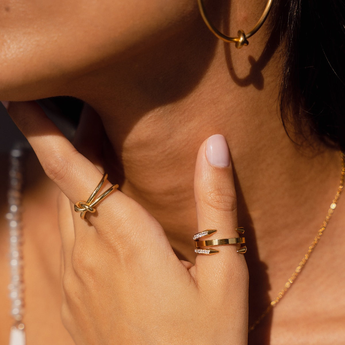 Detailaufnahme des Four Point Nail Stone Rings in Gold