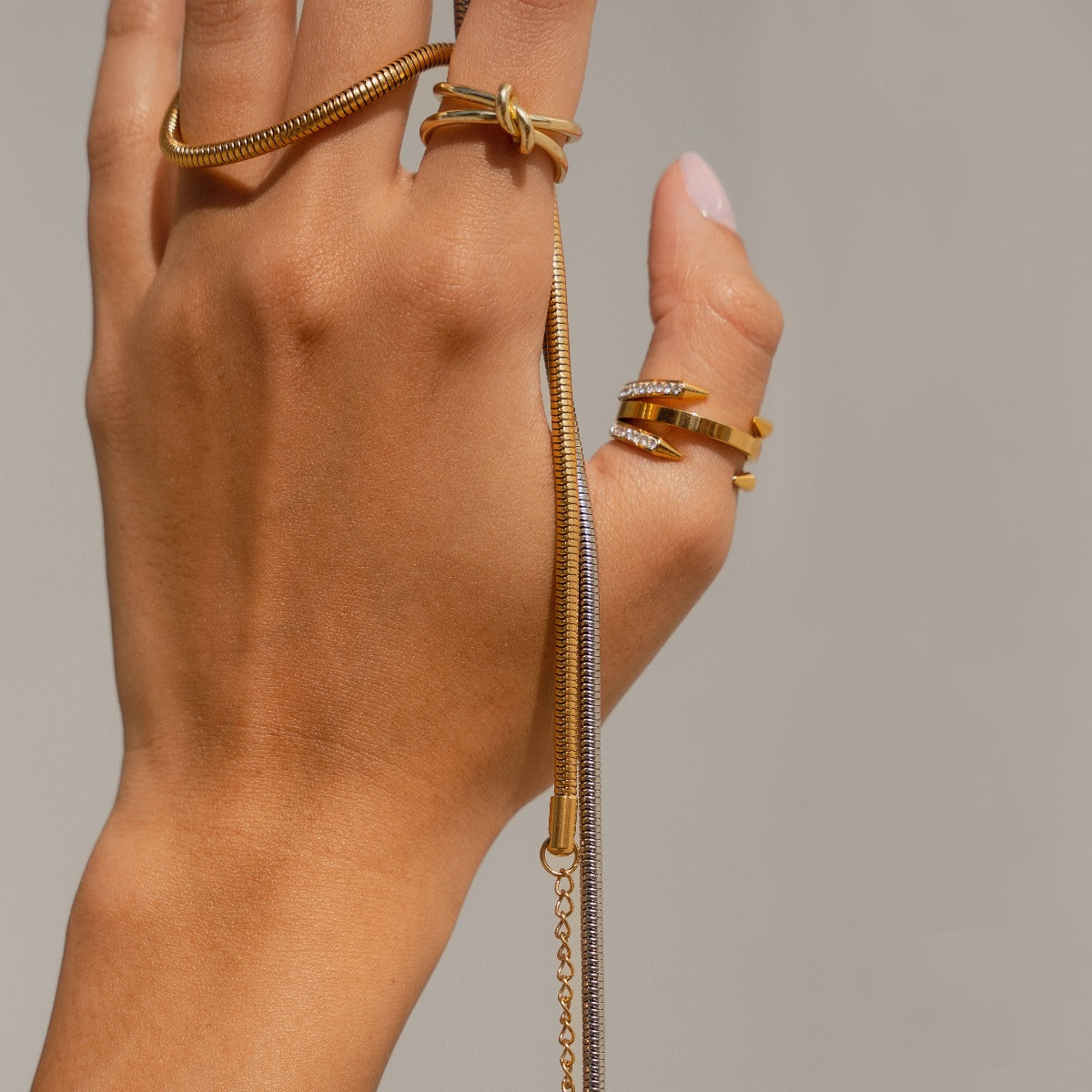 Four Point Nail Stone Ring Gold in Geschenkbox präsentiert