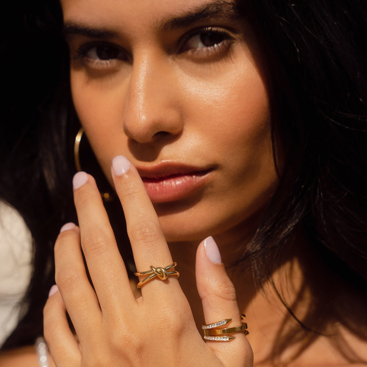Four Point Nail Stone Ring Gold an der Hand getragen