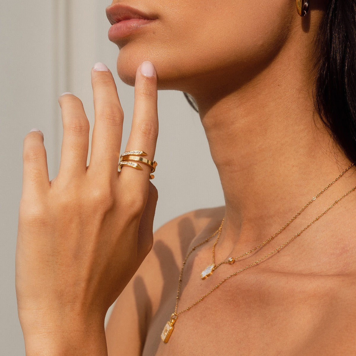 Seitliche Ansicht des Four Point Nail Stone Rings