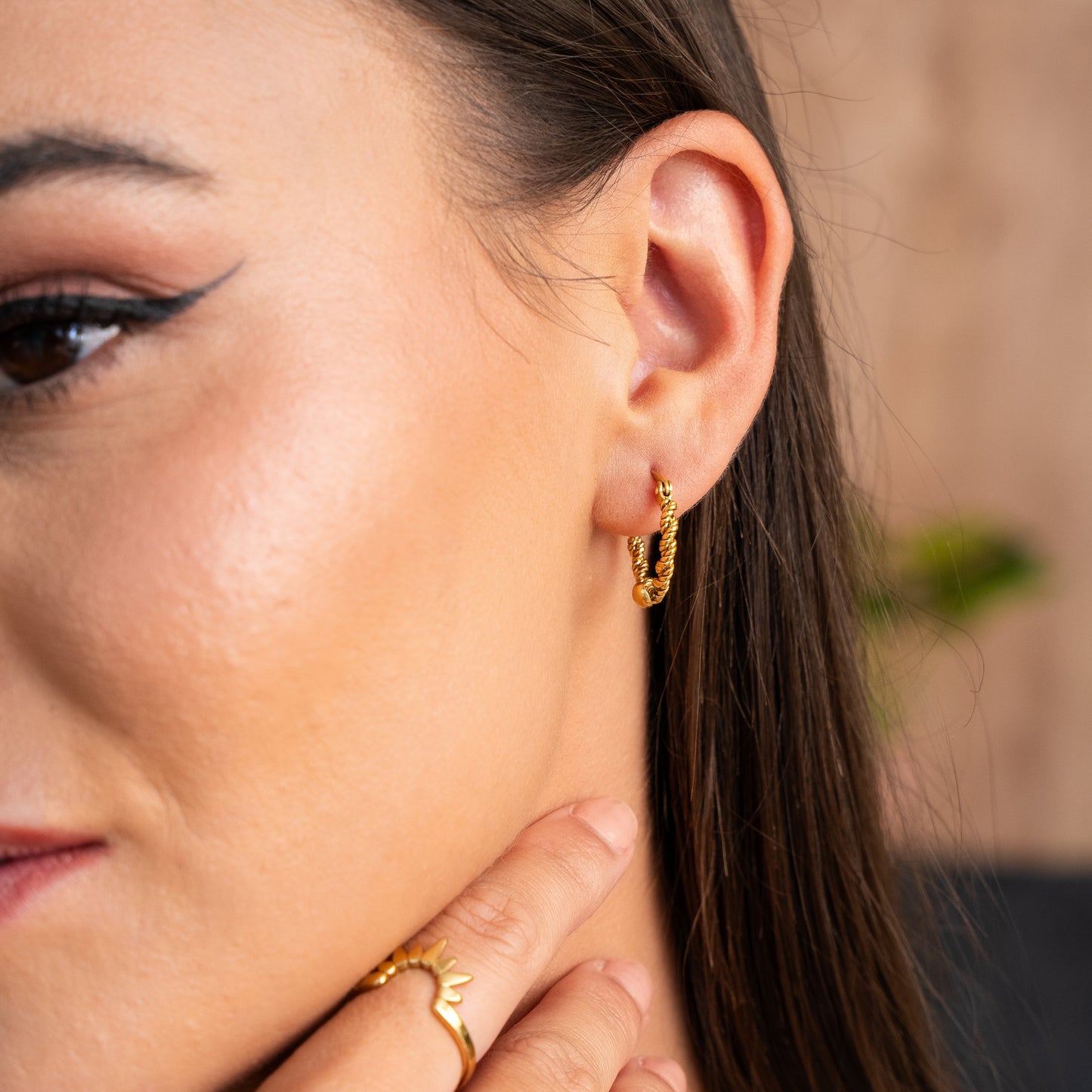 Detailaufnahme der Gedrehten Rope Creolen Gold