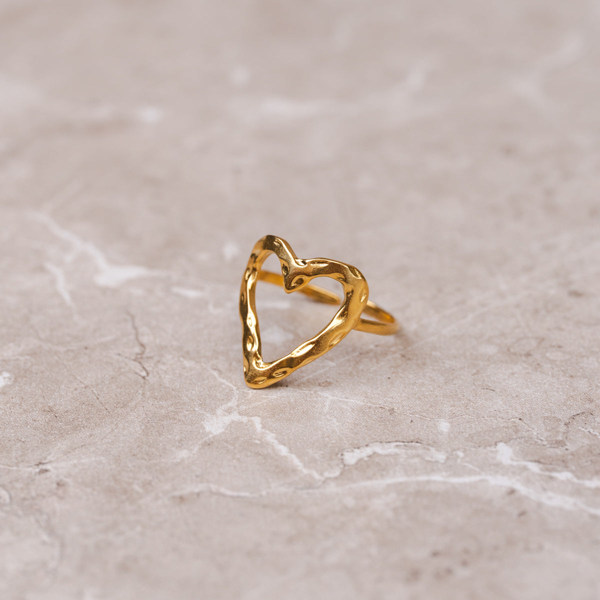 Detailaufnahme des Gefertigten Herz Rings Gold