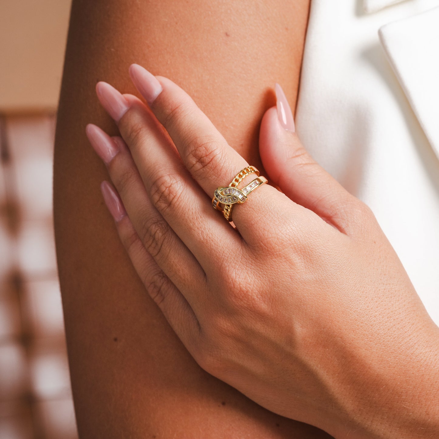 Geflochtener Doppellagiger Steinring Gold – moderner Lifestyle-Look