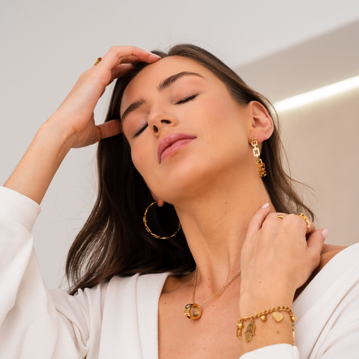Detailaufnahme der Geometric Creolen Gold